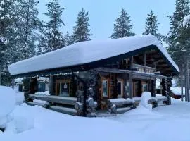 Kaupinpirtti, Ylläs - Silver Log Cabin with Lake and Fell Scenery
