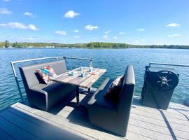 Luxury houseboat with beautiful views over the Mookerplas，位于Middelaar的船屋