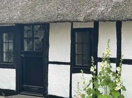 Charming Cottage Within Walking To Beach