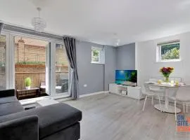 OnSiteStays - Contemporary 2 Bed Apt with Ensuite, 2 x Free Parking Spaces & a Balcony