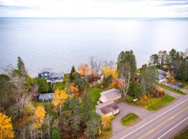 Lake Superior Getaway - Walk to Water!，位于德卢斯的酒店