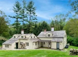 Historic Estate - 5 min to Mohawk Mt Ski Resort