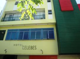 西里伯斯酒店，位于美娜多苏加诺桥附近的酒店