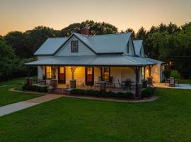 The Bulldog Farmhouse 100 year old home，位于阿森斯的度假屋