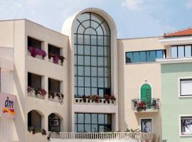 Hotel Bellevue Trogir，位于特罗吉尔Church of St. Barbara附近的酒店