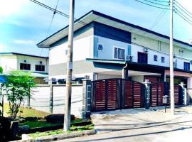 Corner Lot Terrace House Taman Bahagia Batu 7 (2Min to Airport)，位于山打根的酒店