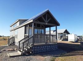 065 Star Gazing Tiny Home nr Grand Canyon South Rim Sleeps 8，位于瓦莱的木屋