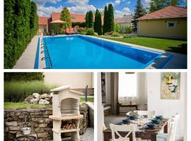 Villa GreenTree - with Private Pool, close to Budapest，位于布达考拉斯的酒店