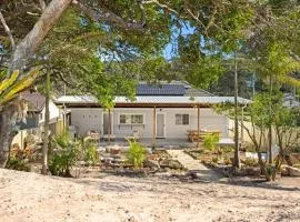 Cute Beach Cottage - Absolute Beach Front