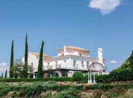 B Bou Hotel Cortijo Bravo，位于贝莱斯的酒店