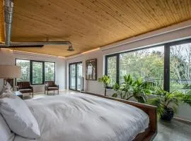 Cozy BNB - Halifax Rooftop - The King Penthouse Room