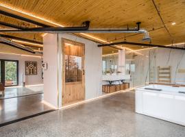 Cozy BNB - Halifax Rooftop - The King Penthouse Room，位于哈利法克斯的酒店