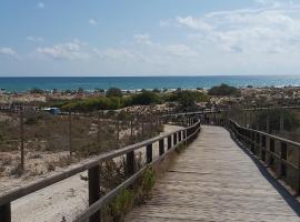 Adosado con piscina y terraza a 700m de la playa，位于格兰阿利坎特的度假屋