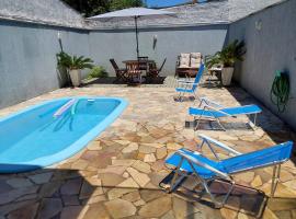 Casa com piscina duas quadras da praia，位于瓜拉图巴的乡村别墅