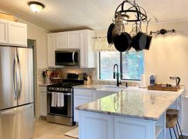 B-B Ranch Cottage~Heart of Gold Country~*HOT TUB*，位于Pilot Hill的酒店