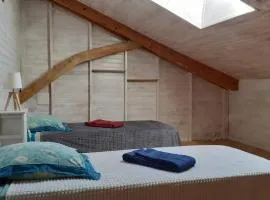 CHALEUREUX COTTAGE, PISCINE PATIO