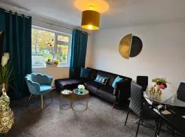 Large Stylish 2 Bedroom Apartment Stevenage Sleep 6