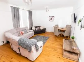 Malvern - Beautiful 2 bed upper flat Ideal for Contractors Free Parking