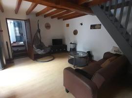 Charmante maisonnette au cœur de la campagne，位于Pourrain的酒店