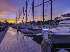 Unique Houseboat Rental，位于Merritt Island的酒店