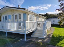 Dog Friendly 8 Berth Lodge, 600 Yard's From The Beach In Hunstanton，位于亨斯坦顿的宠物友好酒店