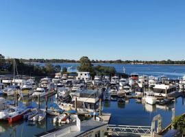 Modern Unit On The Marina，位于Sandstone Point的酒店