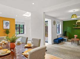 Beautiful 5 bedroom house in Stone, Aylesbury, Free parking，位于Stone的酒店