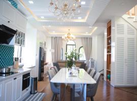 Le Gia Villa 1, sang trọng, bên hồ, hướng biển, 3PN, 3 phòng tắm, Novaworld Phan Thiết cho kỳ nghỉ gia đình，位于潘切的乡村别墅