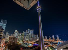 Designer condo w/ CN Tower view & parking，位于多伦多的带按摩浴缸的酒店