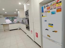 4 Bedroom, 3 bath room home in Kingswood NSW, free WIFI Internet, free parking，位于KingswoodNepean Hospital附近的酒店