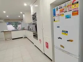 4 Bedroom, 3 bath room home in Kingswood NSW, free WIFI Internet, free parking