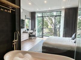 Khánh Nguyễn Luxury Apartment, balcony street view, large bathtub，位于胡志明市的旅馆