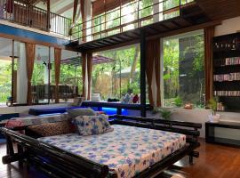 Large House with Swimming Pool-Griya Alcheringa，位于Bedoyo的度假屋