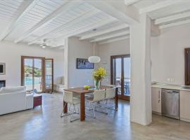 Villa Faros Vourkari Kea with private pool and stunning views，位于Vourkarion的酒店