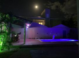 Casa com piscina em Barra de Jacuípe BA，位于伊比拉奎拉的度假屋