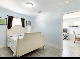 One bedroom apt with private patio near Fort Lauderdale beach，位于劳德代尔堡Wilton Manors center附近的酒店