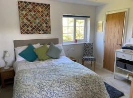 Bijou flat for two in rural Anglesey.，位于霍利黑德的酒店