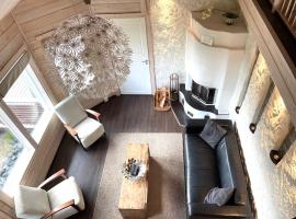 Hietavilla Borealis - Hot tube - Sauna - Fireplace - 11kW EV-refuel - Landscape view - Silence - Free WiFi，位于鲁卡的带热水浴缸的酒店