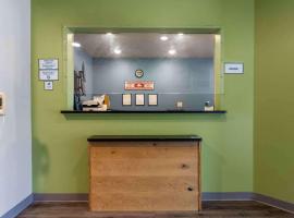 WoodSpring Suites Fayetteville I-49，位于费耶特维尔的酒店