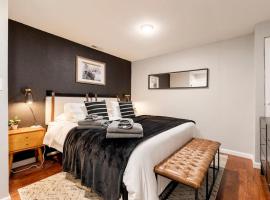 Adorable 2-Bedroom Modern Basement，位于丹佛的酒店