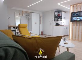 roomaki - new & stylish studio in the center with parking，位于哈尔基斯派森同澳珀里同广场附近的酒店