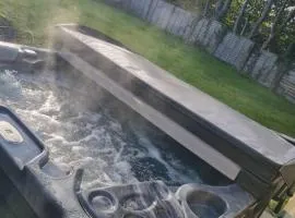 3 Bed Detached House & Hot Tub