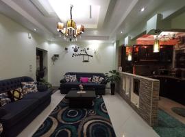 2 bedroom, 4 beds, apartment in El sheikh Zayed Cairo Egypt，位于Sheikh Zayed的度假短租房