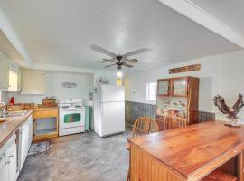 Charming Old Farmhouse in Libby Pets Welcome!，位于Libby的酒店