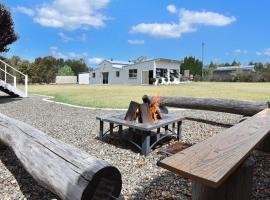 Kulang Lodge in charming Broke with Large Swim Spa and games room suits up to 8 guests，位于布洛克的酒店