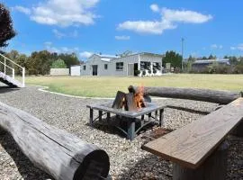 Kulang Lodge in charming Broke with Large Swim Spa and games room suits up to 8 guests