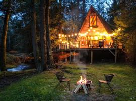Enchanting River- Water Front A-Frame Cabin，位于Yulan的酒店