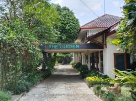The Garden Family Guest House powered by Cocotel，位于茂物Ciawi的酒店