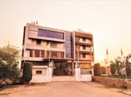 Hotel Vaishnavi Heights,Manjurahi，位于Aurangābād的带停车场的酒店