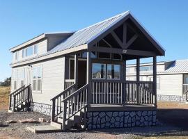 092 Star Gazing Tiny Home near Grand Canyon South Rim Sleeps 8，位于瓦莱的小屋